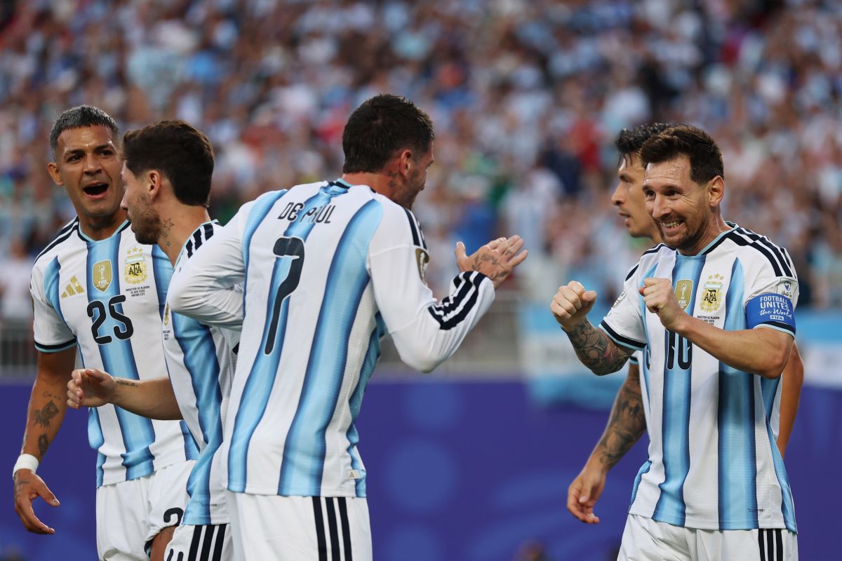 Messi brilló, la Albiceleste se lució y quebró la mala racha del debut mundialista