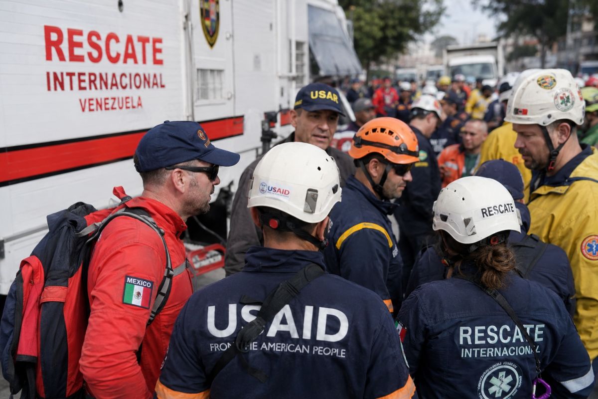 Inmersos en el caos: Venezuela sigue buscando sobrevivientes