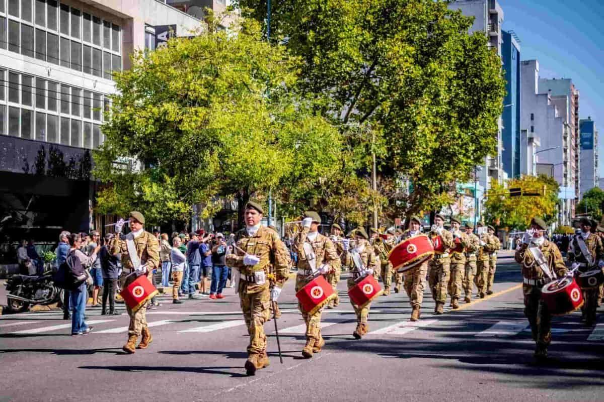 Mar del Plata celebra el 9 de Julio con desfile cívico-militar y en plena rosca política