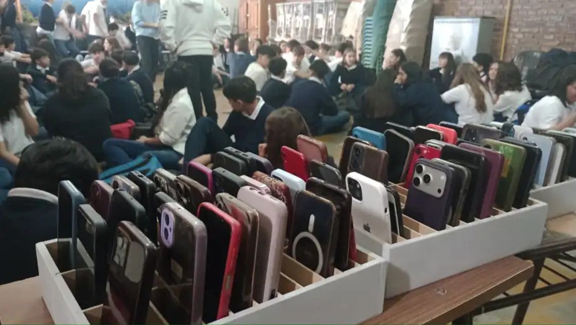 El Concejo Deliberante convalidó la restricción de los celulares en las secundarias municipales