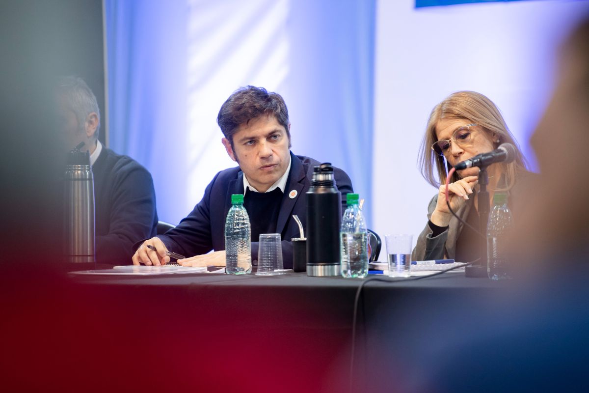 Mientras siguen los plenarios por sección, Kicillof va a Chaco a reforzar su armado federal