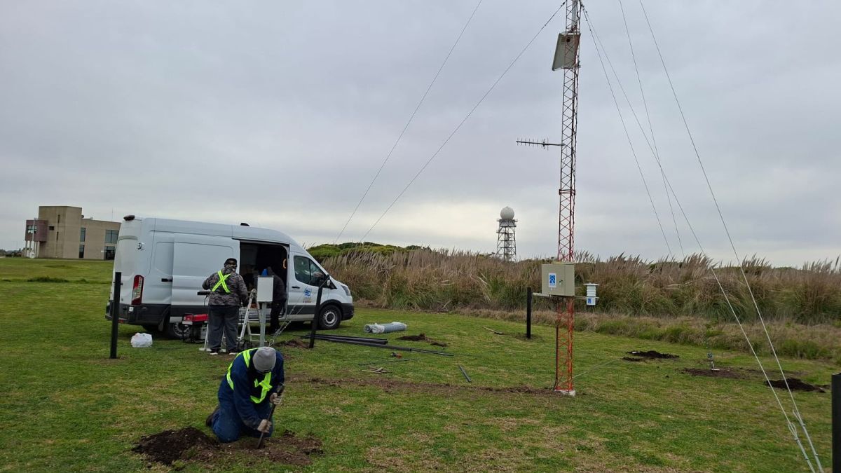 Instalan dos nuevas estaciones meteorológicas en Mar del Plata para reforzar las alertas y monitorear el acuífero