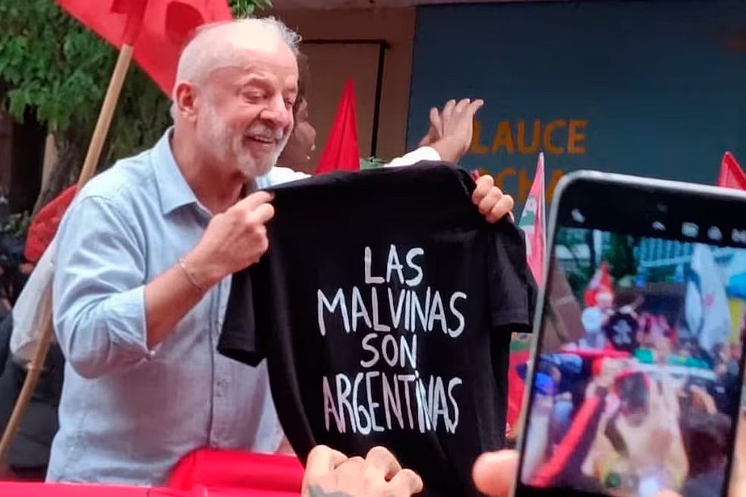 Lula mostró una remera de Malvinas en su cierre de campaña