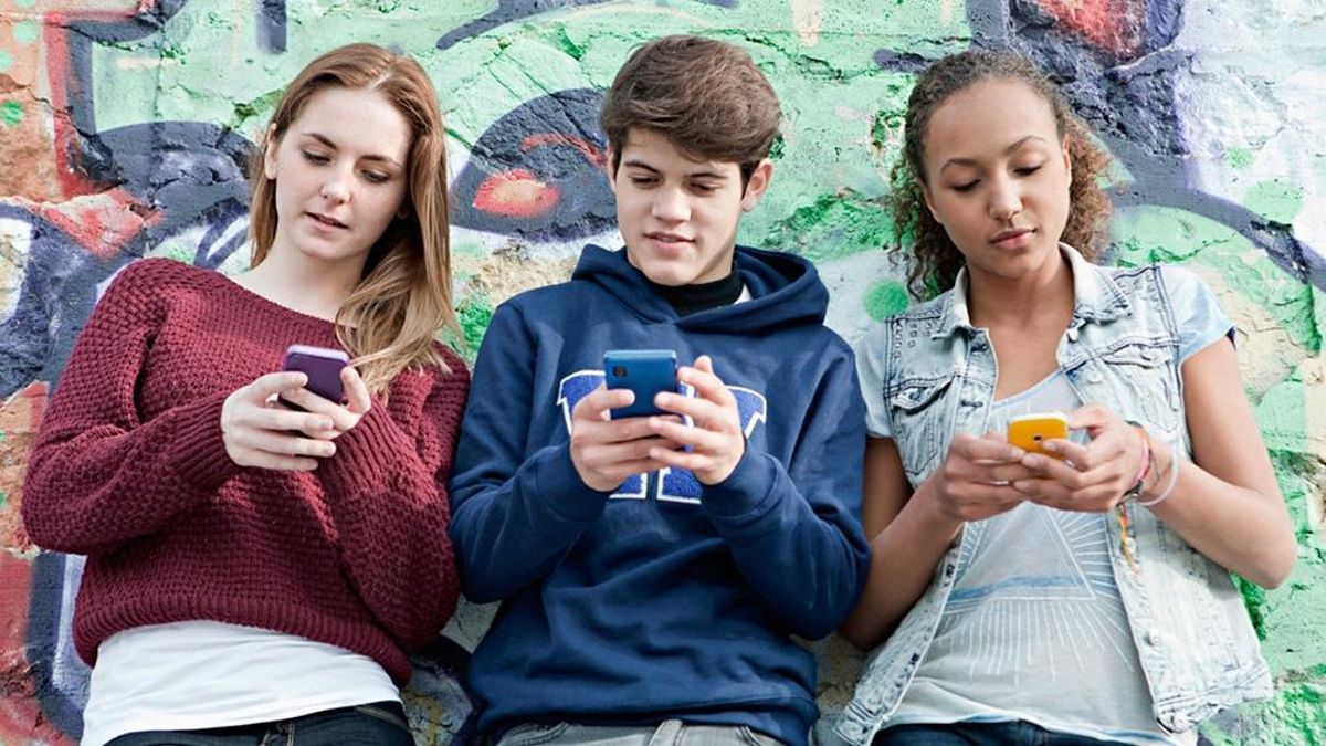 Prohíben el uso de celulares en las secundarias bonaerenses