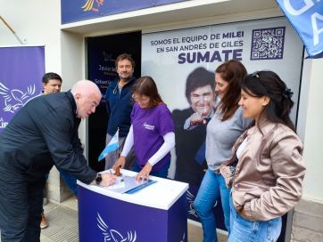Los libertarios salieron a la calle en todos los distritos para sumar afiliados