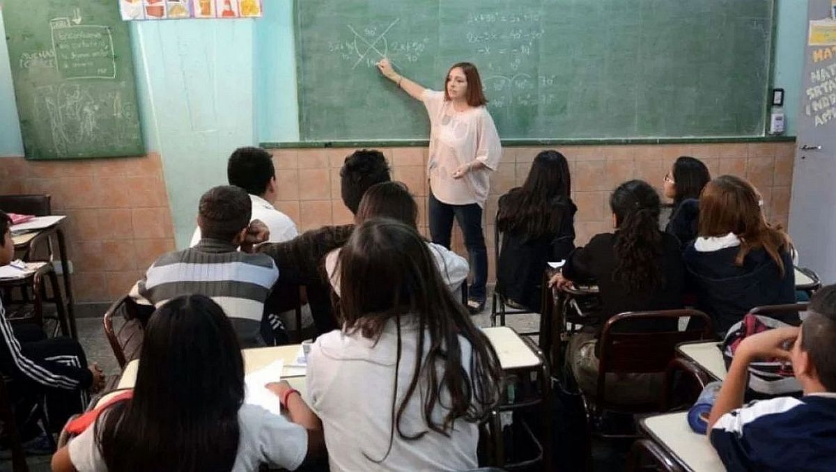 ¿Cuándo cobrarán los docentes? El Papa y el Banco Central complican el calendario